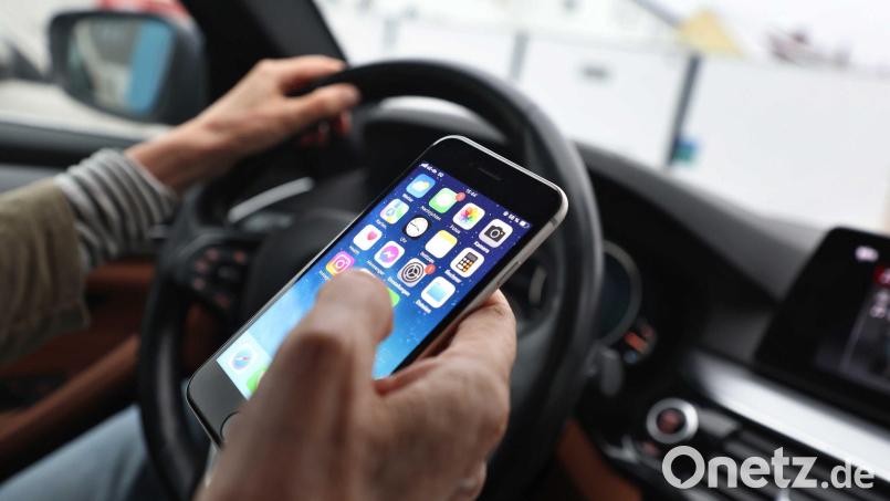 In modernen Autos schlägt ein Überwachungssystem Alarm, wenn ein Fahrer abgelenkt ist oder mit dem Handy hantiert. (Symbolbild) Bild: Karl-Josef Hildenbrand/dpa