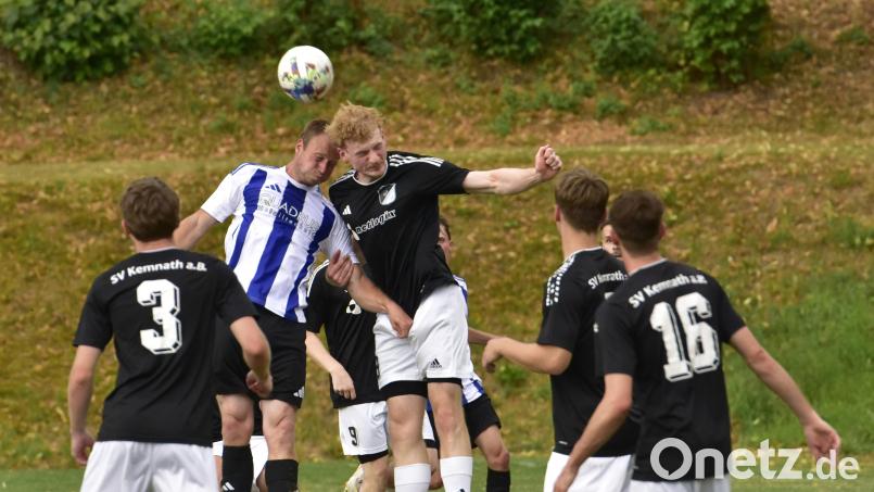 Kein Sieger zum Saisonauftakt: Der SV Kemnath a. B. (schwarz) und der 1. FC Schmidgaden (blau-weiß) trennten sich 1:1. Bild: Hans Mark