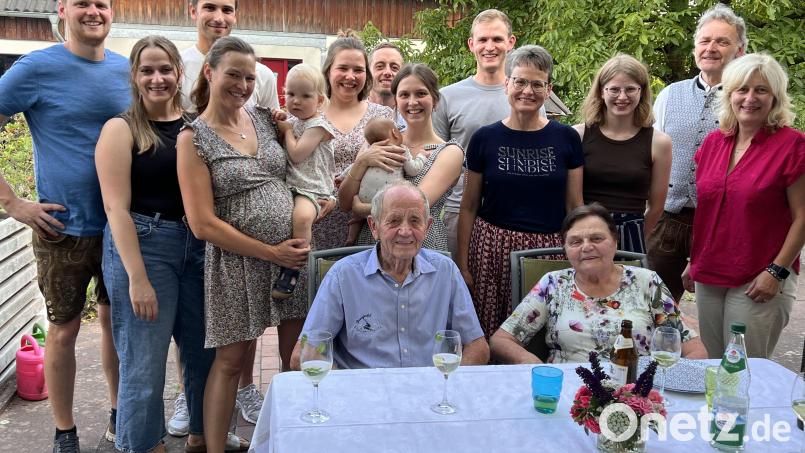 Für Annemarie und Alfons Nagler ist ihre große Familie das größte Glück. Bild: Marianne Moosburger