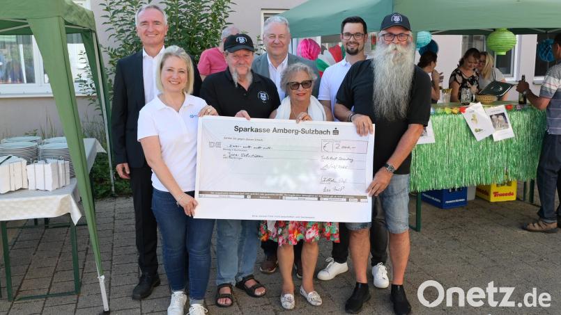 Von links: Landtagsabgeordneter Harald Schwartz, Jura-Wohnstätten-Geschäftsführerin Caroline Pirner, Josef Nerb, Vize-Präsident Bartclub Ostbayern, Landrat Richard Reisinger, Lisa Preuß, Hauptinitiatorin der Spendenaktion, Manoel Schmidt, stellvertretender Geschäftsführer der Jura-Wohnstätten, Willi Preuß, Mitinitiator Spendenaktion und Präsident des Bartclubs Ostbayern. Bild: Siegfried Niebler