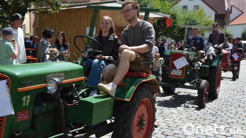 Absoluter Höhepunkt war die Ausfahrt der Oldtimer-Bulldogs. 90 Stück davon ratterten durch Konnersreuth und zogen die Blicke auf sich. Bild: Josef Rosner