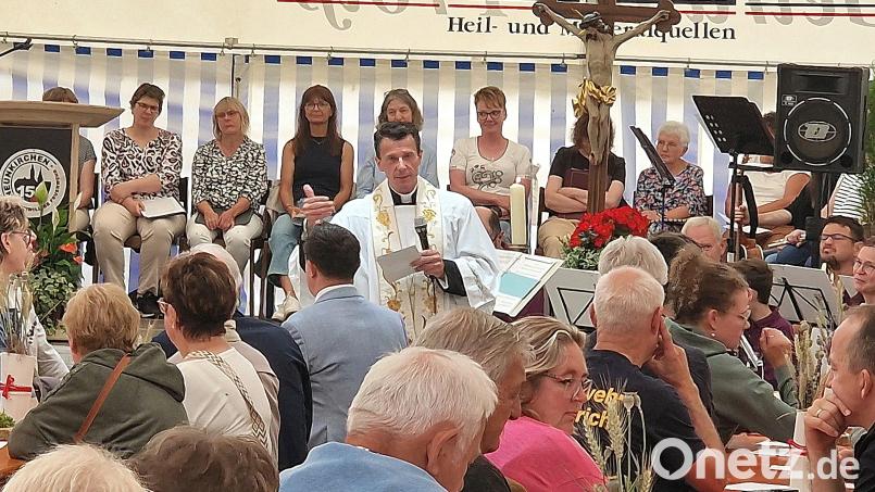 Der ökumenische Gottesdienst im Festzelt bildete den feierlichen Auftakt zur Segnung und Eröffnung des neuen Dorfplatzes in Neunkirchen. Bild: Reinhard Kreuzer