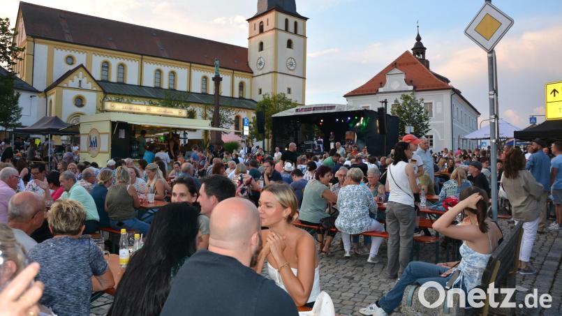 Ähnlich wie vor zwei Jahren soll es auch heuer wieder beim Marktplatzfest werden. Damals kamen bei bestem Wetter tausende Besucher. Archivbild: Josef Rosner