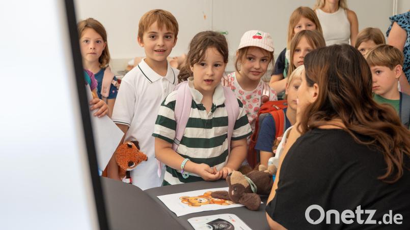 In der Teddybärklinik der OTH Weiden untersuchen und behandeln die Kinder ihre kleinen Patienten gemeinsam mit Studierenden. Bild: Marina Gube
