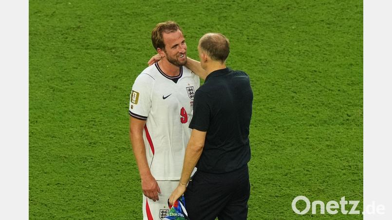 Kapitän Harry Kane verteidigt Thomas Tuchel gegen die einprasselnde Kritik. Bild: Marta Lavandier/AP/dpa