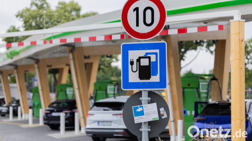 Inflationsbereinigt sind Elektroautos in den vergangenen Jahren deutlich billiger geworden. (Archivbild) Bild: Rolf Vennenbernd/dpa