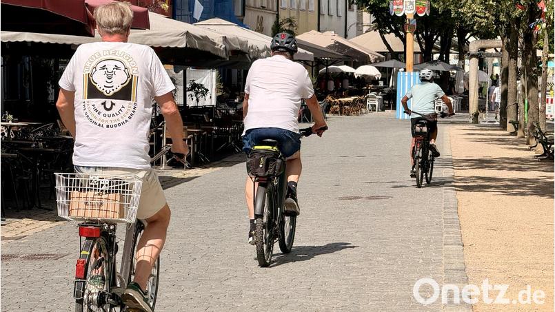 Radler dürfen in der Fußgängerzone in Weiden mit ihren Fahrrädern fahren. Sie müssen sich aber an die vorgegebene Schrittgeschwindigkeit halten. Bild: Gabi Schönberger