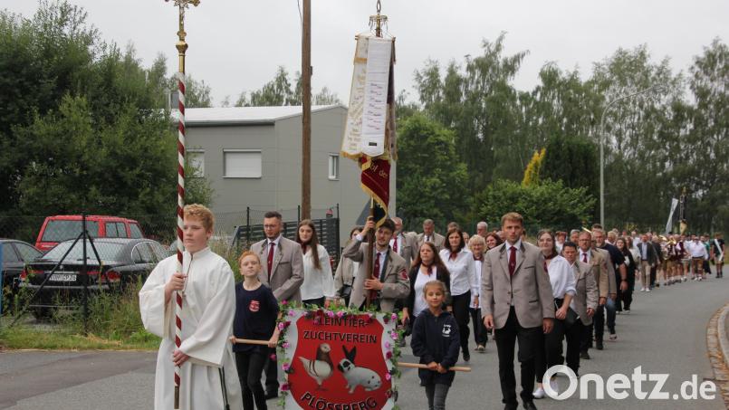 Einen stattlichen Kirchenzug mit 21 Vereinen gab es zum Jubiläum des Kleintierzuchtvereins Plößberg. Bild: Konrad Rosner