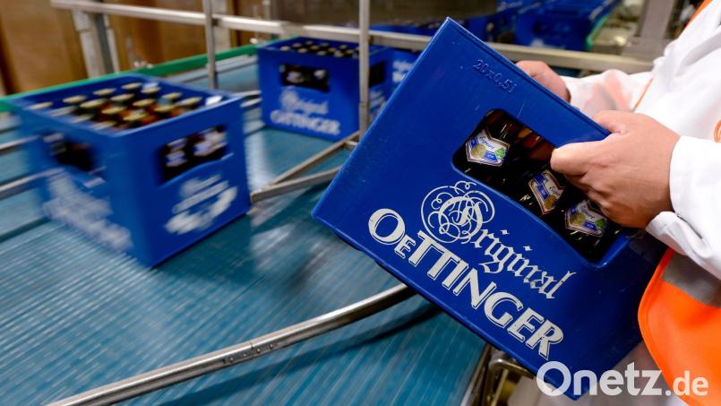 Die Brauerei Oettinger aus Schwaben ist schon wieder auf der Suche nach einem neuen Chef. (Archivbild) Bild: Peter Steffen/dpa