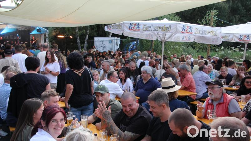 In lauschiger Sommernacht genossen die Besucher die Atmosphäre beim Fischerfest. Bild: Konrad Rosner