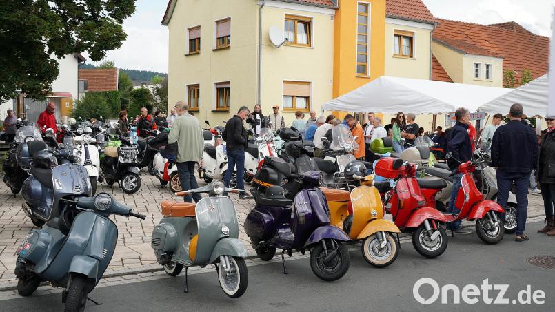 Auf dem Dorfplatz in Schwarzenbach reihten sich am Wochenende unzählige Vespas aneinander. Bild: Jürgen Masching