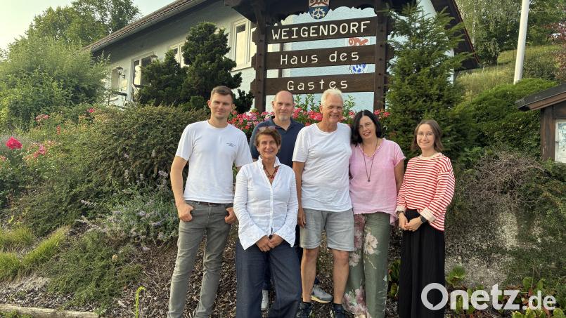 Bürgermeister Bruno Heindl (Dritter von links) und die neuen Ehrenamtsbeauftragten: Von links: Energiebeauftragter Peter Maul, Heimatpflegerin Gabriele Bräutigam, die Seniorenbeauftragten Dirk und Anke Dresselmann, Tourismus- und Kulturbeauftragte Lena Suttner. Bild: Gabriele Leonie Bräutigam