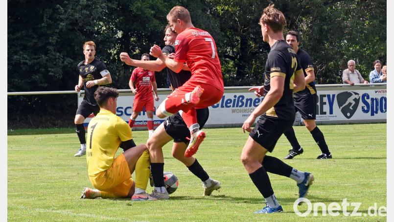 Der TSV Waldershof und der FC Tirschenreuth trennten sich am Sonntag 4:4. In dieser Szene hat der Waldershofer Nick Adam (rotes Trikot) das Nachsehen gegen FC-Torwart Patrick Rahn. Bild: Rudi Gebert
