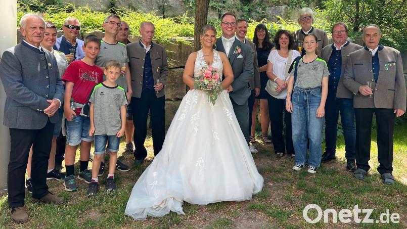 Eine Abordnung der Schützengesellschaft Schwarzenfeld mit dem Brautpaar Laura und Lukas. Bild: Patrick Burger