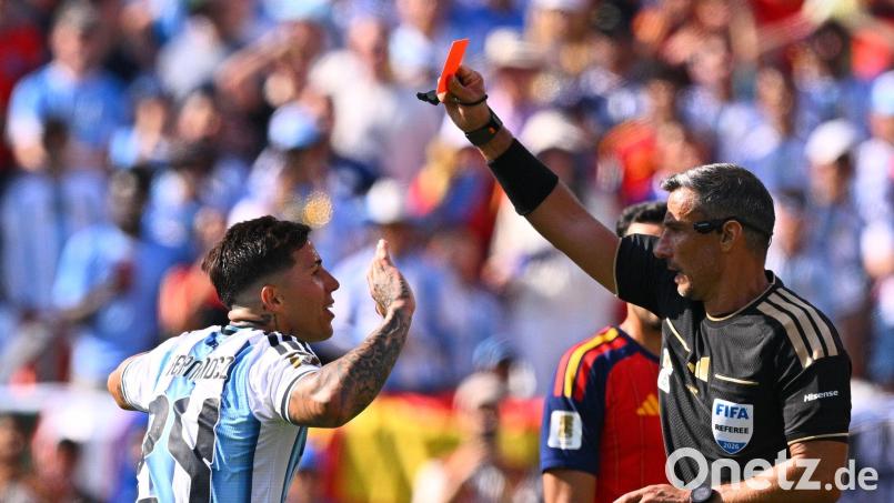 Argentiniens Enzo Fernandez wird im WM-Finale vom Platz gestellt. Bild: Tom Weller/dpa