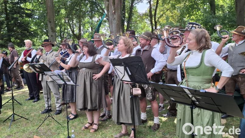 Die Jagdhornbläser-Gruppe der Hegegemeinschaft Schwarzenfeld stand im Mittelpunkt ihres Jubiläumskonzerts. Bild: Gabriela Amann