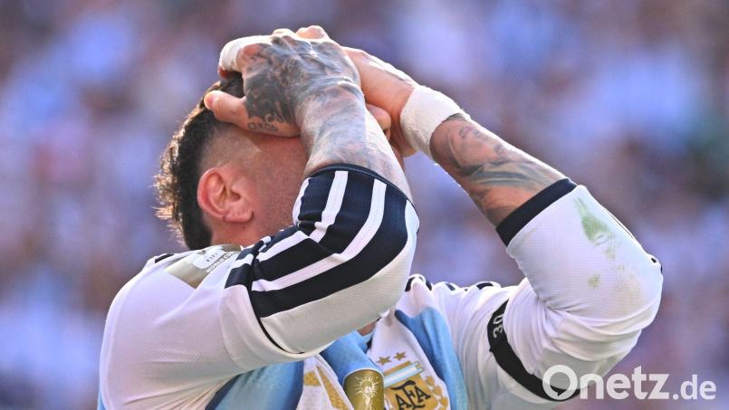 Otamendi ärgert sich nicht nur über sich selbst. Bild: Tom Weller/dpa