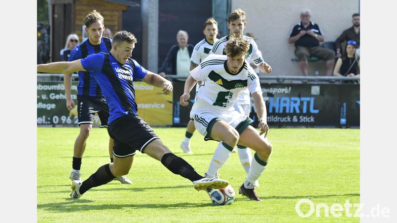 Beim 3:2-Pokalsieg in Ammerthal musste die Weidener Abwehr um Paul Gebhard (links, im Zweikampf gegen Tim Baierlein) zum Teil Schwerstarbeit leisten. Im ersten Punktspiel in Bamberg wartet erneut eine anspruchsvolle Aufgabe auf die SpVgg-SV-Defensive. Bild: Hubert Ziegler
