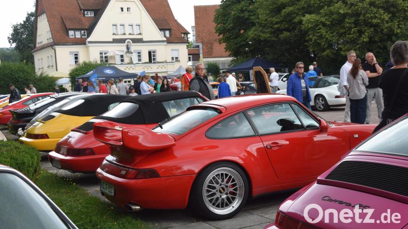 Der Platz vor dem Drahthammer-Schlössl in Amberg war am Sonntag der Dreh- und Angelpunkt des gesellschaftlichen Lebens beim großen Porsche-Treffen gewesen. Bild: Paul Böhm