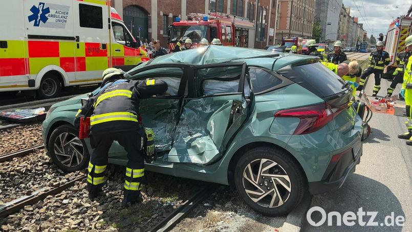 Mutter und Tochter wurden nach dem Unfall im Krankenhaus behandelt. Bild: Berufsfeuerwehr München/dpa