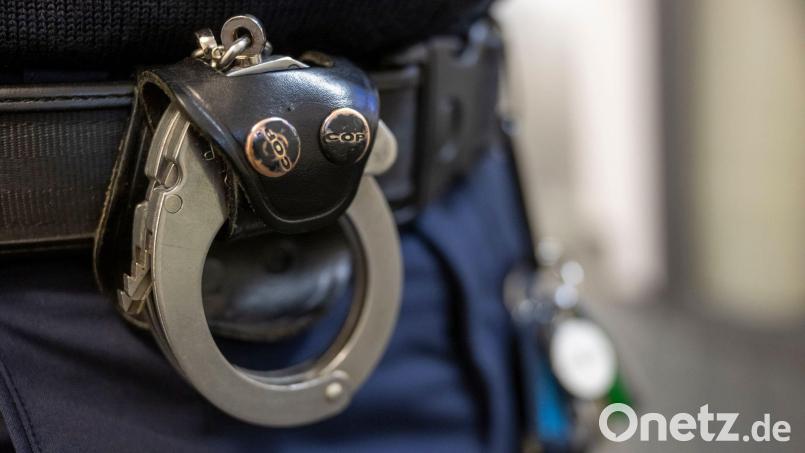 Die Polizei hat in Schwaben gegen einen 15-Jährigen wegen des Verdachts der Vorbereitung eines Terroranschlags ermittelt. (Symbolbild) Bild: Peter Kneffel/dpa
