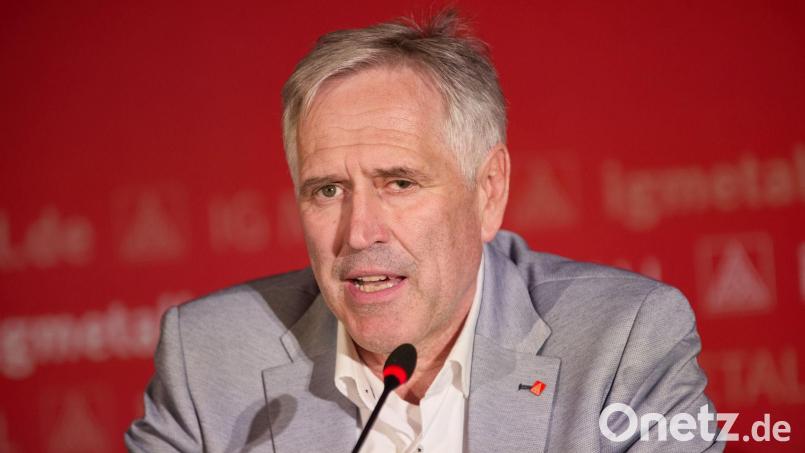 Horst Ott, der Landesvorsitzende der IG Metall Bayern, ist über den Trend zur Verlagerung ins Ausland besorgt. (Archivbild) Bild: Georg Wendt/dpa