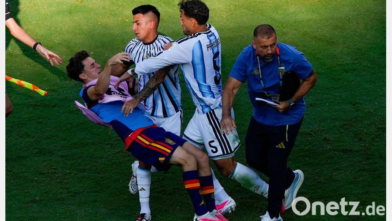Der Argentinier Leandro Paredes schubste Spaniens Gavi zu Boden. Bild: Yuki Iwamura/AP/dpa