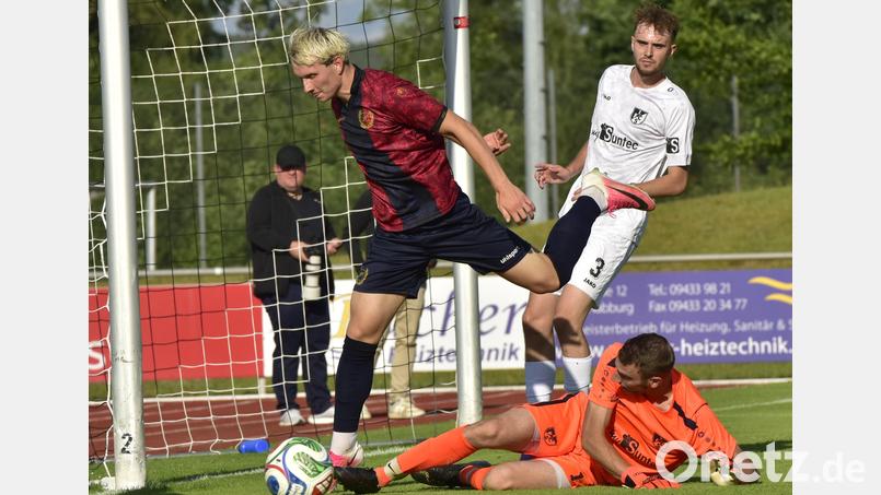 Schwarzenfelds Torwart Stefan Seitz (am Boden) stand gegen Unterhaching oft im Brennpunkt. Hinten FC-Verteidiger Max Kauz. Bild: Hans Mark