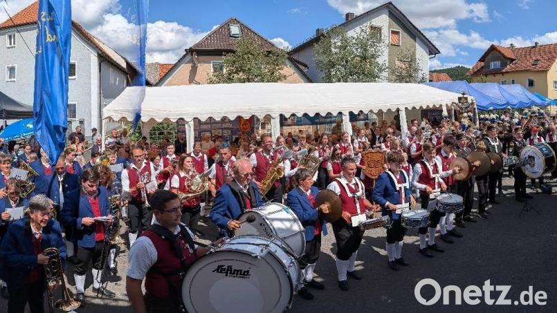 Ein Dorf voller Musikanten: Nach dem Sternmarsch spielten alle Blaskapellen als Gemeinschaftschor. Bild: gri