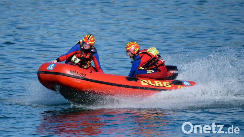 Rettungstaucher fanden den Mann unter Wasser. (Symbolbild) Bild: Matthias Balk/dpa