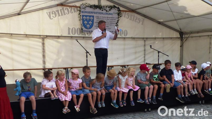 Bürgermeister Stefan Braun eröffnete das Kastler Bürgerfest 2026 am Samstagnachmittag im Kreis der Kindergartenkinder und bedankte sich fürs Engagement aller Mitwirkenden am Bürgerfest 2026. Bild: Josef Piehler