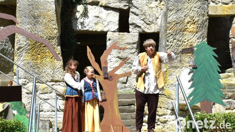 Das "Ovigo"-Theater führte am Wochenende das Familientheater "Robin Hood" auf der Naturbühne am Schönberg in Grafenwöhr auf. Der Kinderchor glänzte mit seinen Liedern und mit Kostümen. Bild: Renate Gradl