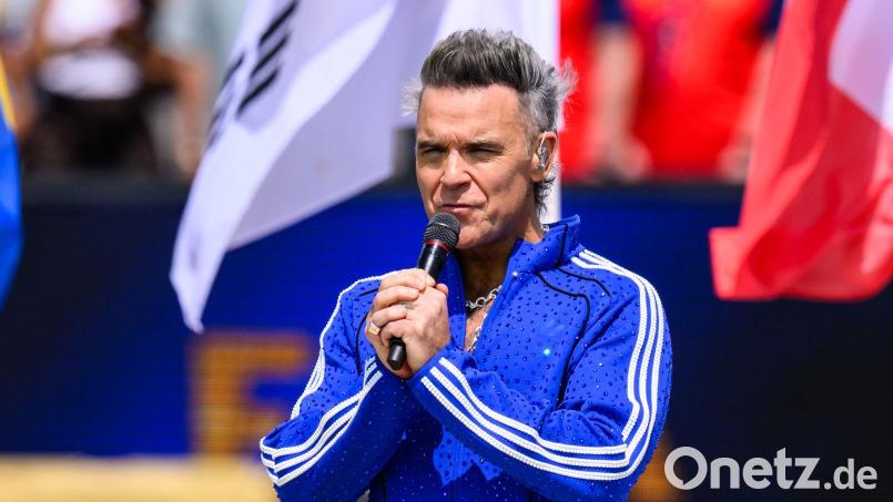 Popstar Robbie Williams war spontan zur Expertenrunde von Johannes B. Kerner und Laura Wontorra dazugestoßen, um das Finale der Fußball-Weltmeisterschaft zu kommentieren. Bild: Tom Weller/dpa