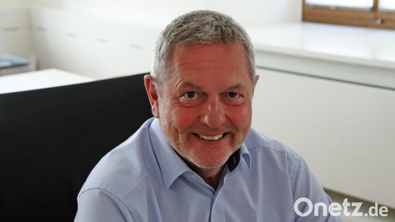 Joachim Neuß, der ehemalige Bürgermeister von Auerbach, wurde jetzt mit der Goldenen Ehrennadel der Freien Wähler Bayern ausgezeichnet. Bild: Jürgen Masching
