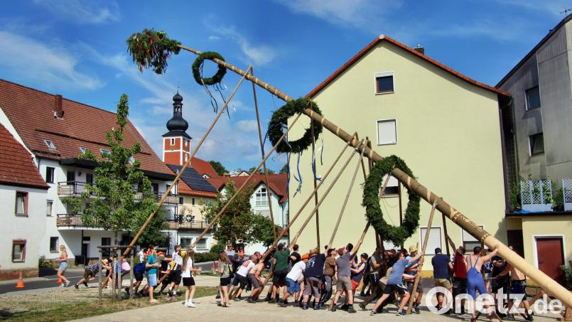 Mit den sogenannten Schwalben hievten viele Helfer mit den Kirwaburschen den Baum von der Waagrechten in die Senkrechte. Bild: Leonhard Ehras