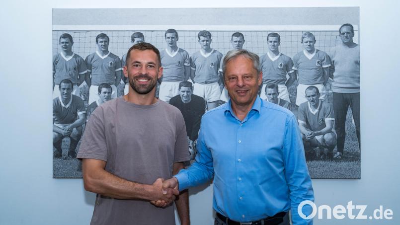 Felix Weber (links) kehrt zum TSV 1860 München zurück. Thomas Probst, Geschäftsführer der TSV München von 1860 Spielbetriebs-GmbH, begrüßt ihn. Bild: Michael Boegl