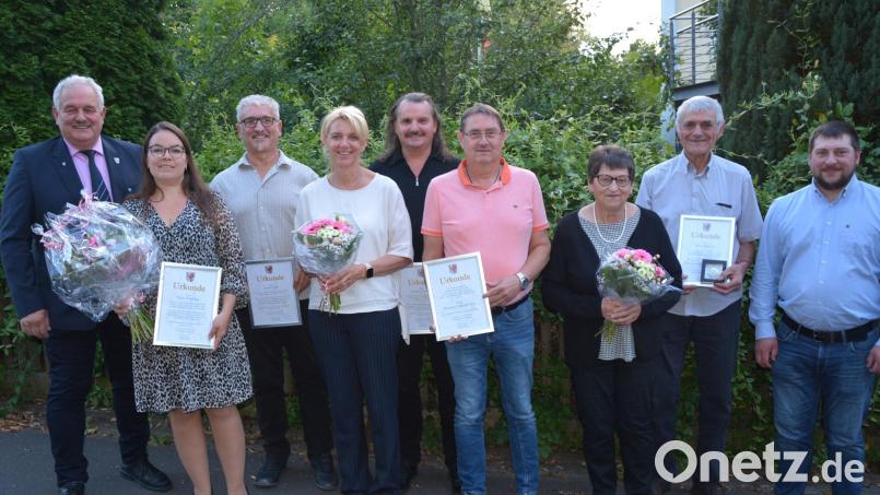 Mit Dankurkunden der Gemeinde Leonberg wurden ausgeschiedene Gemeinderäte verabschiedet, Alois Männer erhielt zusätzlich die Ehrenmedaille der Gemeinde. Im Bild (von links) Bürgermeister Johann Burger, Tanja Wettinger, Josef und Christina Weiß, Maximilian Ernstberger, Werner Faltenbacher, Gertrud und Alois Männer, sowie Zweiter Bürgermeister Josef Weiß. Bild: Josef Rosner