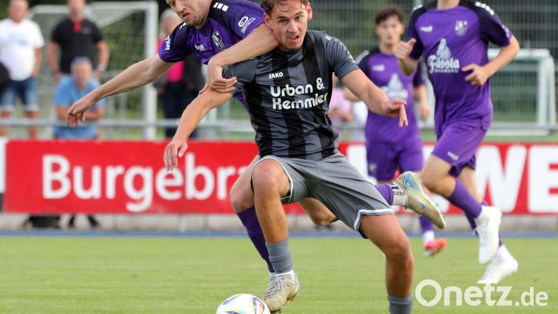 Der Weidener Mittelfeldspieler Lukas Schaller (vorne) muss sich der Attacke eines Bambergers erwehren. Die SpVgg SV Weiden verlor beim FC Eintracht Bamberg unerwartet hoch mit 1:4 und hat damit den Saisonstart zunächst mal verpatzt.. Bild: Sportpress/Weinkauf