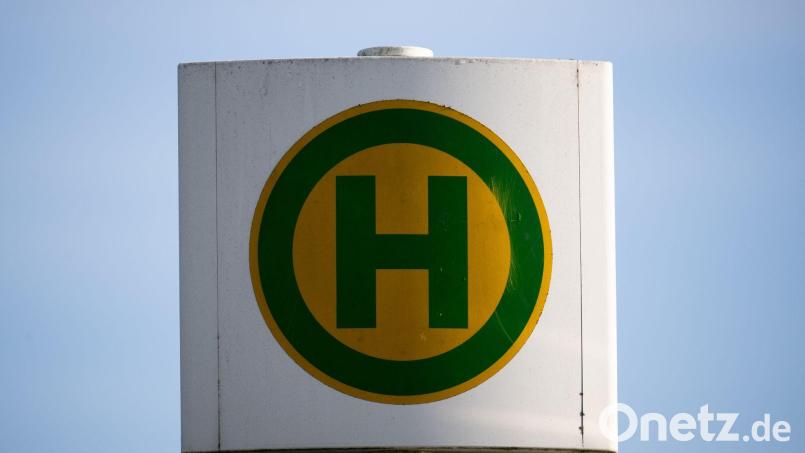 Ein Schild weist auf eine Bushaltestelle hin. Symbolbild: Sebastian Gollnow/dpa/Archivbild
