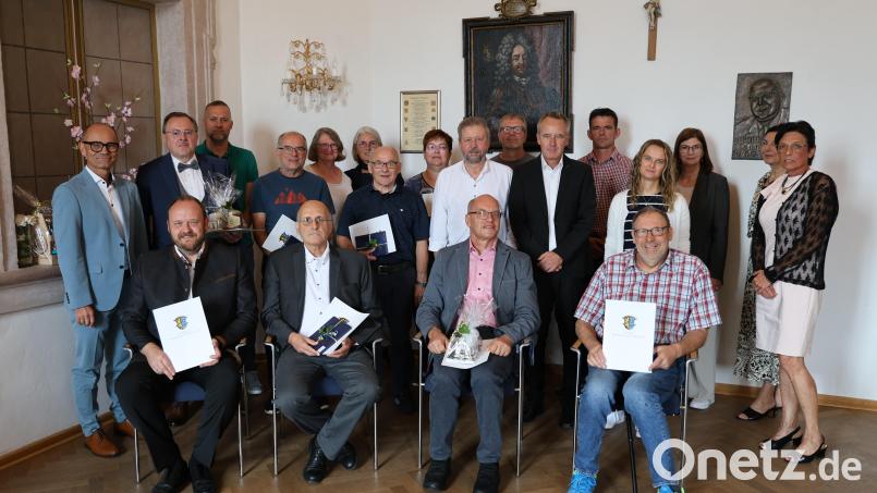 Ehrungen langjähriger Mitarbeiter und Verabschiedungen in den Ruhestand standen jetzt im Landratsamt in Neustadt an. Landrat Andreas Meier ((vorne links) wurde diesmal selbst vom Ehrenden zum Geehrten. Bild: Landratsamt Neustadt