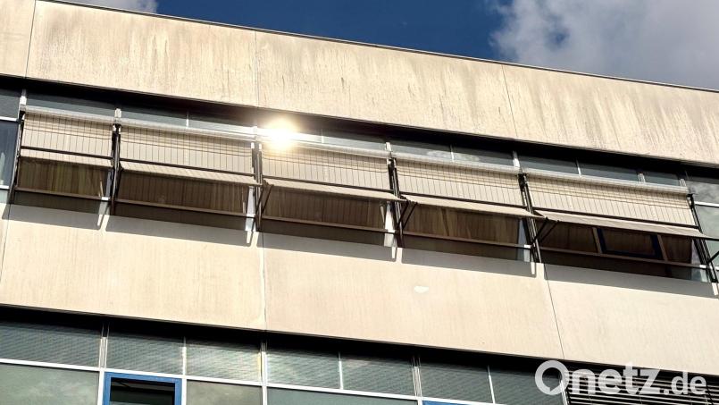 Sonnenschutz am Klinikum in Weiden. Gerade Heime und Krankenhäuser tun sich auch in der Oberpfalz im Sommer schwer damit, die HItze draußen zu halten. Bild: Gabi Schönberger