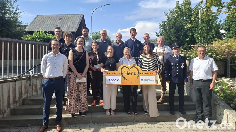 Raiffeisenbank-Geschäftsstellenleiter Lukas Anzer (links) und Vorstandsprecher Joachim Geyer (rechts) überreichten 3000 Euro. Bild: Oswald Zintl
