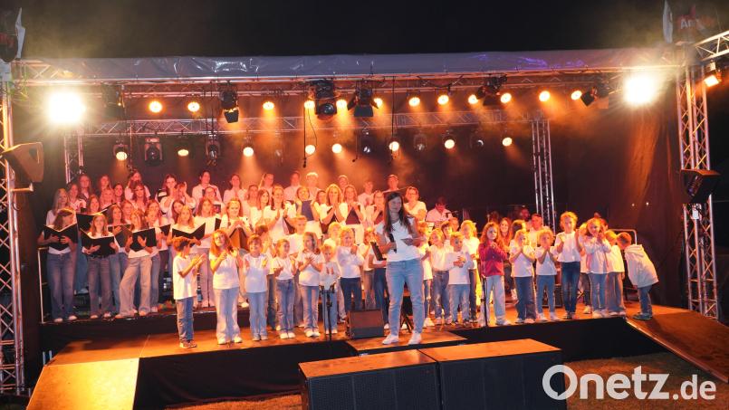 Das Open-Air-Konzert „Amicanti, Cantikids &amp; Friends on Stage“ verwandelte den Vor- und Sportplatz der Wolfgang-Caspar-Printz-Grundschule in Waldthurn am Samstag in eine stimmungsvolle Bühne voller Emotionen, Chorstimmen und musikalischer Vielfalt. Bild: fvo