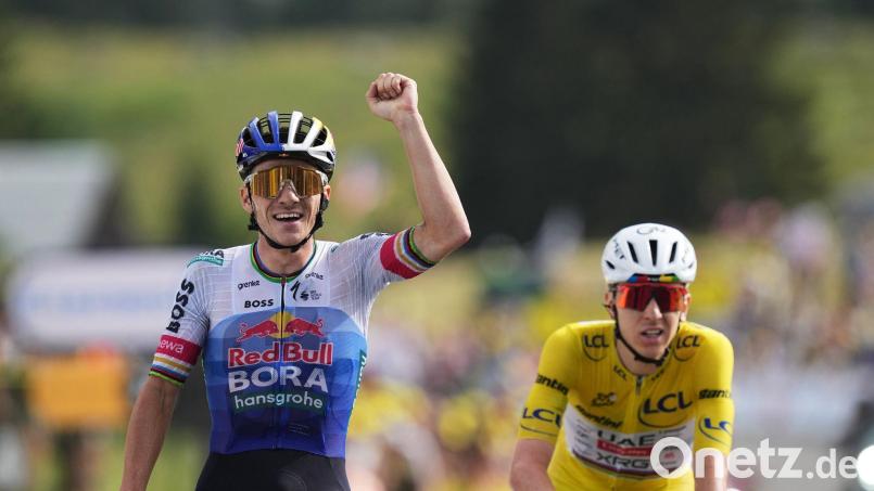 Remco Evenepoel (l) nach seinem Sieg auf der 15. Etappe. Bild: Thibault Camus/AP/dpa