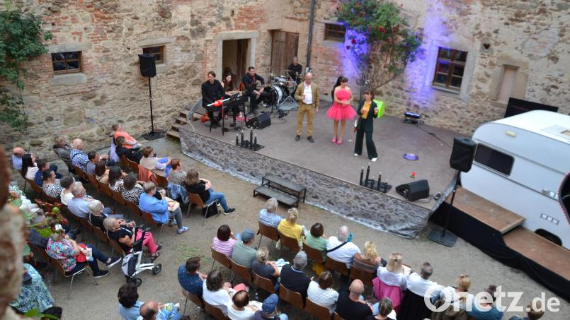 Jan und Meli stürzen sich in der Musical-Komödie "Blind Date" in ein Abenteuer voller peinlicher Situationen und Pannen. Bild: Peter Garreiss