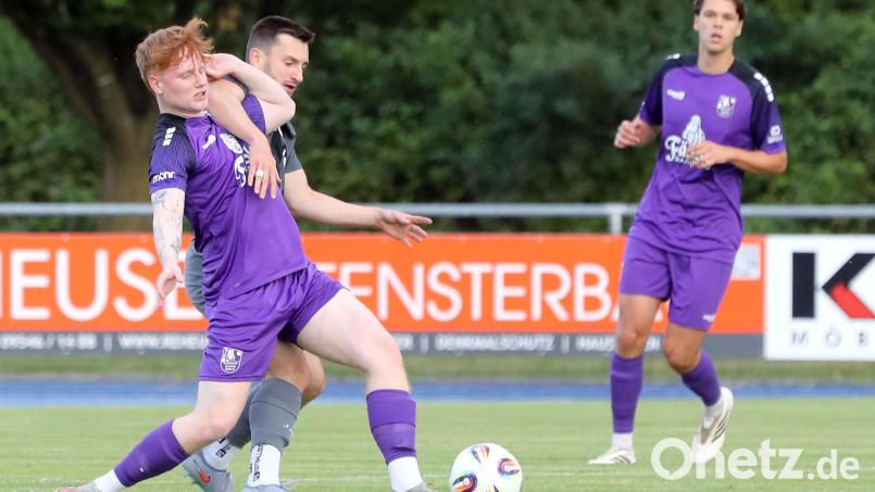 Erst erzielte Patryk Bytomski (graues Trikot) den zwischenzeitlichen Ausgleich, dann flog der Torschütze mit Rot vom Platz: Die SpVgg SV Weiden verlor beim FC Eintracht Bamberg mit 1:4. Bild: Sportpress/Alfred Weinkauf