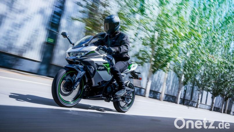 Ein 39-jähriger Motorradfahrer aus dem Landkreis Wunsiedel ist in Hof nach einem missglückten Wheelie tödlich verunglückt. Symbolbild: Kawasaki/dpa