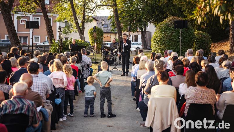 Tenor Christoph Baierl, David Drechsel am Schlagwerk und Hans-Joachim Grajer am Piano gestalteten ein Sommerkonzert in der Parkanlage am Stadtweiher in Pleystein. Lorenz Bergler am Saxofon komplettierte das Ensemble. Bild: Mariia Tymoshenko
