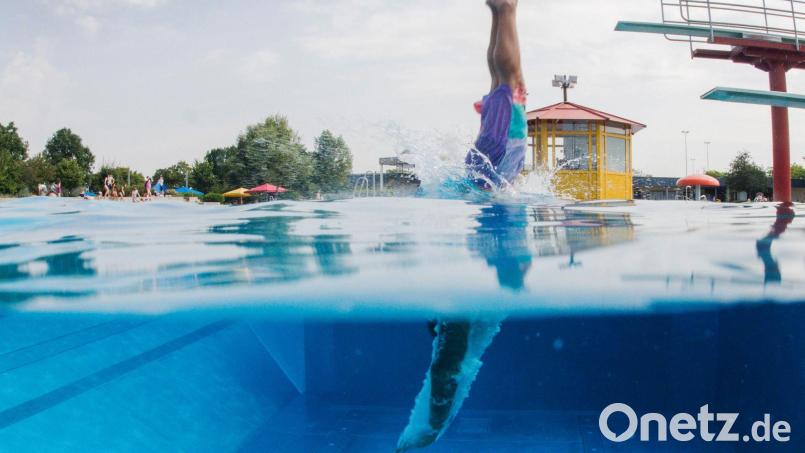 Für den perfekten Tag im Schwimmbad braucht es auch die richtige Ausrüstung, die in diesem Monat günstiger ist als noch im Jahr zuvor. (Symbolbild) Bild: Jana Bauch/dpa/dpa-tmn