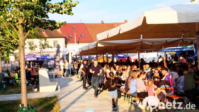 Das Flair des prachtvoll sanierten Marktplatzes mit dem "Kraftberg" der Neustädter im Hintergrund bildete die Kulisse für das Bürgerfest 2026. Bild: Robert Dotzauer